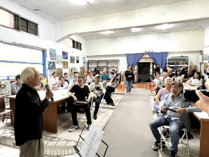 《島內視角-穿越時間的時間》22日開幕,在地、台灣藝術家以5個區域帶來數十件精彩創作。(圖/文:馮紹夫)