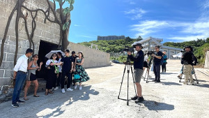 國際藝術島媒體團抵達西莒,鄉長陳樂禮及藝術家鄭愛華接受採訪,讓更多人認識莒光之美。(圖/文:宋幸儒)
