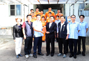 　縣長王忠銘、議長張永江前往昆陽樓及海、岸巡廳舍致贈秋節加菜金，向國軍官兵、海岸巡弟兄致上最高敬意及祝賀佳節快樂。（圖／文：曹重偉）