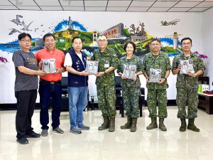 連江縣議會、承鮮捷董事長謝承和秋節敬軍,感謝國軍戍守北疆,敦親睦鄰。(圖:連江縣議會)