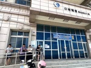 蘋果iPhone 15手機22日馬祖同步開賣,第一位郭小姐早上7點半就來排隊,首日賣出13支新機。(圖/文:馮紹夫)