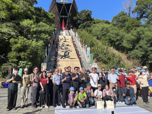 第二屆馬祖國際藝術島「生紅過夏」23日正式開展,陳合成揮毫巨幅創作,為活動拉開序幕。(圖:馮紹夫、馬祖國際藝術島)