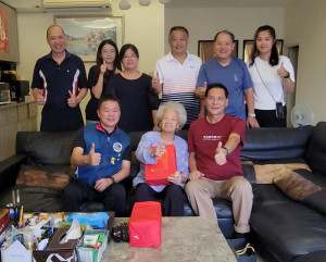 南竿鄉福澳村駱雪嬌女士90歲生日,縣長王忠銘上午9時30分會同公所秘書徐雲輝等前往登門拜訪,多位親屬一起為老母親慶生。(圖/文:曹重偉)