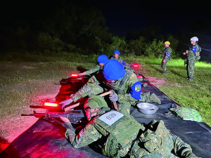 本部連官兵實施夜間彈藥裝填與確認。（圖：簡慈儒）