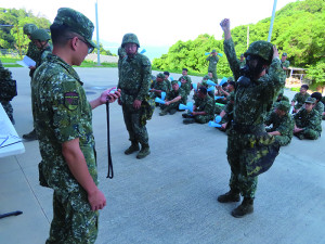 官兵限時操作核生化防護面具配戴。（圖：陳君瑜）