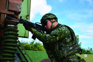 官兵操作建置武器進行搜索。（圖：邱彥愷）