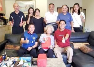 南竿鄉福澳村駱雪嬌女士90歲生日,縣長王忠銘上午9時30分會同公所秘書徐雲輝等前往登門拜訪,多位親屬一起為老母親慶生。(圖/文:曹重偉)