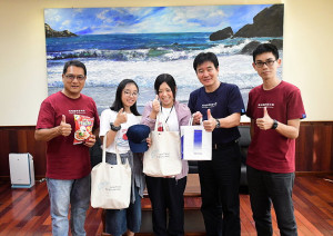 　遠從日本高松市男木島來訪老師綾田美友、中學生西川優花23日抵馬，首站拜訪縣府，由副縣長陳冠人代表接見。（圖／文：曹重偉）