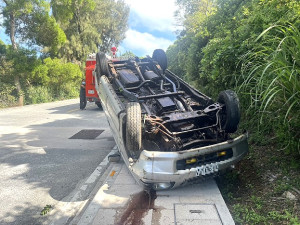 南竿成功山往梅石加油站路段25日上午9時許發生自用車翻覆意外,消防局接獲通報後立即派員及救護車前往馳援,駕駛並無大礙。(圖:連江縣消防局)