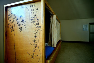 　東引《先‧東》環境劇場活動，今年增加了沉浸式體驗，邀請軍民、旅人在船艙臥舖的隔板上寫下心中的話語，一起為臺馬輪時代留下最後的註記。（圖／文：陳其敏）
