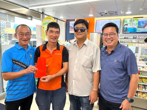 北竿所會首長代表縣長發放各項秋節慰問金,並祝鄉親秋節快樂。(圖:北竿鄉公所)