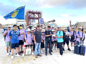 　東引老兵陳文榮連續4年捐款支持東引國中小發展羽球運動。（圖：東引鄉公所提供）