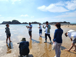 2023年莒光海洋觀光年「最美方塊海外拍教學活動」27日登場,由網紅攝影師周小馬帶領攝影愛好者前往西莒坤坵沙灘,捕捉方塊海美景。(圖/文:宋幸儒)