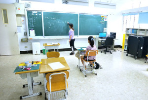 新學期開始,東引國中小打破50餘年校史紀錄,首見一間教室僅有一個學生上課的場景。