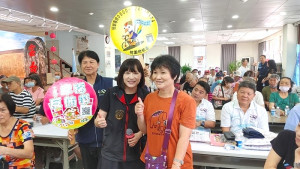 連江地檢與桃園地檢跨轄合作,至桃園市馬祖同鄉會反賄選宣導,由主任檢察官鄭子薇與桃園地檢署觀護人共同與鄉親互動。(圖:連江地檢署)