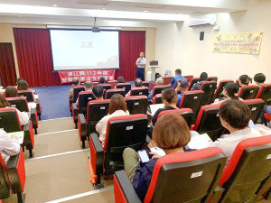 加強勞雇雙方勞動權益知識,縣府日前舉辦勞動基準法令研習會,邀請律師陳旻沂來馬授課,使雇主遵行勞動基準法令。(圖:縣府民政處)