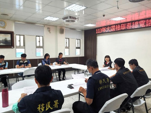 地檢署舉辦113年大選檢舉專線電話種子教官教育訓練,邀檢、警、調等單位人員參訓,由主任檢察官鄭子薇講解接聽專線注意事項。(圖:福建連江地方檢察署)