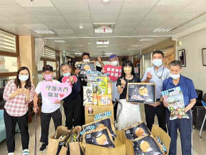 台電協和發電廠馬祖珠山分廠秋節送暖,關心大同之家長者與地區弱勢家庭,致贈關懷禮物。(圖/文:馮紹夫)