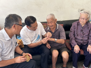南竿鄉介壽村曹依瀏老先生92歲生日,縣長王忠銘上午9時會同鄉長林志東等前往登門祝壽,戴上90歲以上壽星專屬的金戒指賀禮。(圖/文:曹重偉)