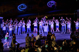 　基隆市愛樂合唱團「馬祖‧基隆好麻吉」音樂會，中秋夜東引忠誠門廣場演出第一場，為軍民帶來溫馨甜美的心靈饗宴，與月圓人團圓的歡愉時光。（圖／文：陳其敏）