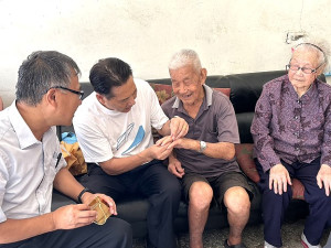 介壽村曹依瀏92歲生日　縣長王忠銘登門祝壽