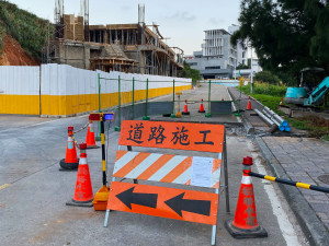 東引中興坑道處道路開挖施作油管遷移埋設,車道縮減,用路人行經施工路段應注意管制狀況,車輛小心駕駛。(圖/文:陳其敏)