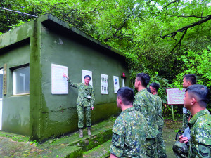 教官實施防護裝備介紹。（圖：簡慈儒）