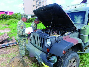 官兵利用檢查編組對裝備實施檢查。（圖：陳凱煜）