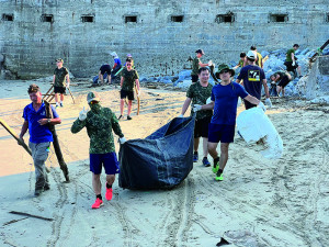 官兵為地方環境保護盡一份心力。（圖：丁駿驣）