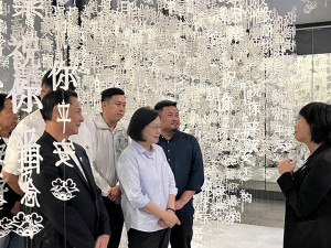 總統蔡英文2日來到馬祖參觀國際藝術島，對作品非常感興趣，頻頻稱讚作品創意。(圖：馮紹夫)