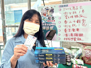 112年度公費流感疫苗昨天開打,縣立醫院一上午共有128人完成接種,可獲10劑快篩劑,還有不少人獲得彈珠台最大獎500元商品卡。(圖/文:曹重偉)