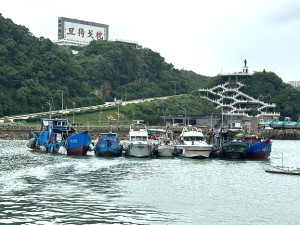 福澳港區內的7艘本國籍漁船因斷纜而漂流,海、岸巡單位人員全力提供協助,沒有造成重大損失,船主虛驚一場。(圖:馬祖岸巡隊)