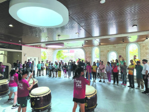 　國際扶輪社3501地區中壢北區社捐贈北竿塘岐國小30萬元購書經費，另加碼10萬元為學生獎助學金之用。（圖／文：陳鵬雄）