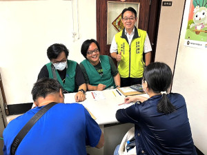 睽違3年,「行動領務」再度來馬舉辦,各類申請案件共受理152件,局長何震寰會同民政處長曾玉花到場關心,台北郵局專程抵馬協助。(圖/文:曹重偉)