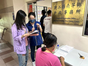 領事事務局4日繼續受理護照申請、補、換發業務,兩天下來總共受理220件,服務團隊耐心回答鄉親提問並告知如何補正,鄉親稱善。(圖/文:曹重偉)