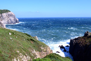 　受中度颱風小犬外圍環流影響，東引沿海風力明顯增強，海面上白浪翻騰。（圖／文：陳其敏）