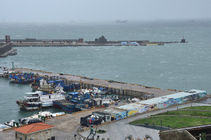 　中颱「小犬」來襲，東引地區大小漁船停泊中柱港避風，靜待風雨過去。（圖／文：陳其敏）