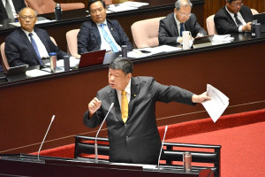 立委陳雪生10月6日在立院質詢行政院長陳建仁,對馬祖大橋、還地於民政策,及新四通議題爭取中央支持。(圖:立委陳雪生辦公室)