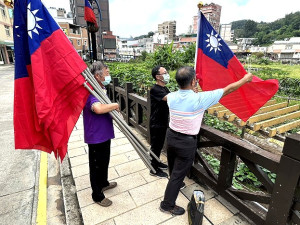 迎接雙十國慶,民政處在多處重要路段豎立青天白日滿地紅國旗,近日輪由縣府前蔬菜公園,由處內同仁編組前往插旗,路人都說讚。(圖/文:曹重偉)