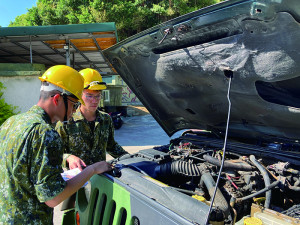 針對輕型戰術輪車實施五油三水檢查。（圖：林瑞和）