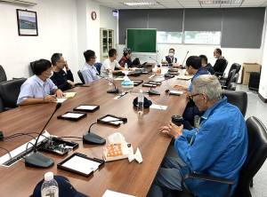 蒙古籍WIN198貨輪船6日擱淺在東莒猛澳港,交通部航港局北部航務中心馬祖辦公室8日召開後續事宜協調會議;相關單位下午實施攔油索佈放,海巡艇協助監控,確保沒有進一步的環境污染發生。(圖:北航馬祖辦公室、蔡夢玲)