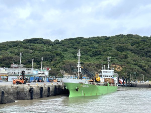 　停航近兩週時間，台馬貨船8日復航載運民生及建材抵馬。（圖／文：陳鵬雄）