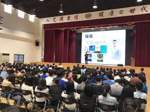 　許峰源—法羽老師種福公益講座暨林杰釵女士贈書活動6日下午於介壽國中小活動中心舉行。（圖／文：吳嘉榮）