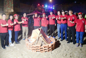 　112年馬祖秋慶「鐵板燒塔節」除穢儀式9日晚間盛大登場，由縣長王忠銘、議長張永江、指揮官陳文星等來賓一起手持火炬點燃。（圖／文：曹重偉）