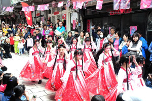 　鐵板燒塔節創意踩街掀高潮，7支隊伍有備而來，各式演出目不暇給，奇異樂活營、馬悠蹈嶼舞蹈團的演出最受青睞，獲冠、亞軍寶座。（圖／文：曹重偉）