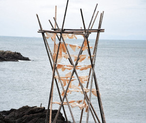 　連結首屆與第二屆國際藝術島的精神，今年燒塔節除穢儀式時，特別將《風塔》一起點燈，與中秋燒塔各自位於南竿仁愛沙灘的兩端。（圖／文：曹重偉）