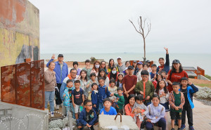 　推廣馬祖國際藝術島，文化處8日舉辦親子共遊藝術島活動，吸引120位親子參加，中午在馬港大會師一起欣賞《海就是我的陸》。（圖／文：曹重偉）