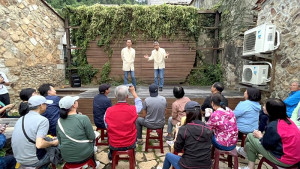 《飲.馬祖七杯酒》第三杯酒,由劉宏文主講《老酒二三事》,「官建時刻」曹祥官、王建華搭檔演出首齣閩東語相聲《拍鑼食酒菜凍囉》。(圖/文:曹重偉)