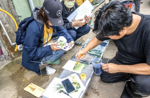馬祖國際藝術島系列活動繼8日親子遊之後,9日舉辦「遷徙的路徑—藝術採集工作坊」,由轉厝計畫策展人陳宣誠導覽南竿梅石市街。(圖:文化處)