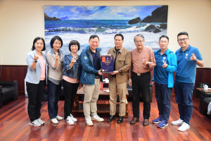 　台東縣副縣長王志輝拜訪縣府，與縣長王忠銘、秘書長張龍德就縣政工作推展及觀光活動宣傳廣泛交換意見，互換紀念品展現深厚友誼。（圖／文：曹重偉）